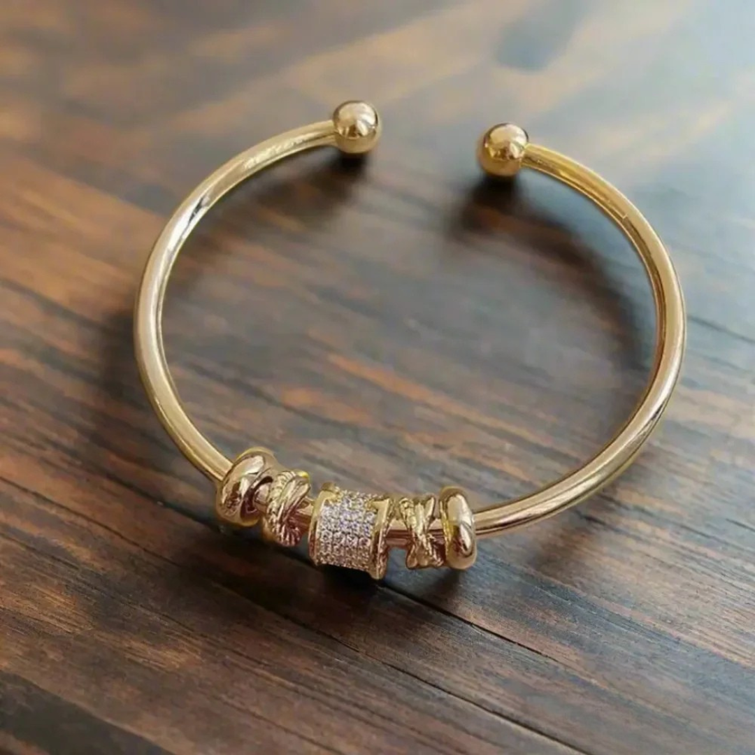 Adjustable bracelet with gold charms
