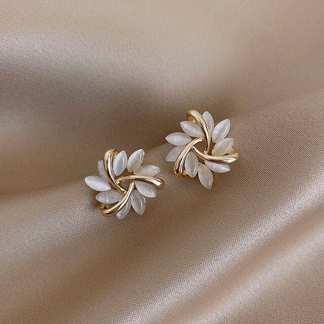Luxurious White Earrings with Opal in Gold