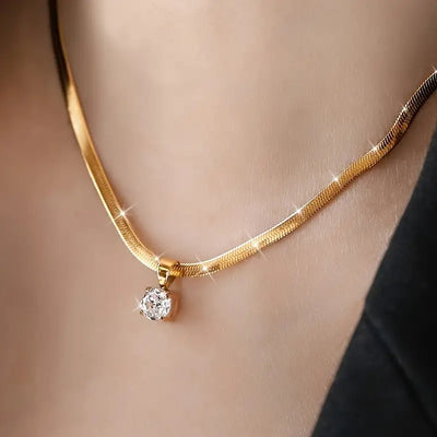 Elegant necklace with rhinestone pendant | Gold