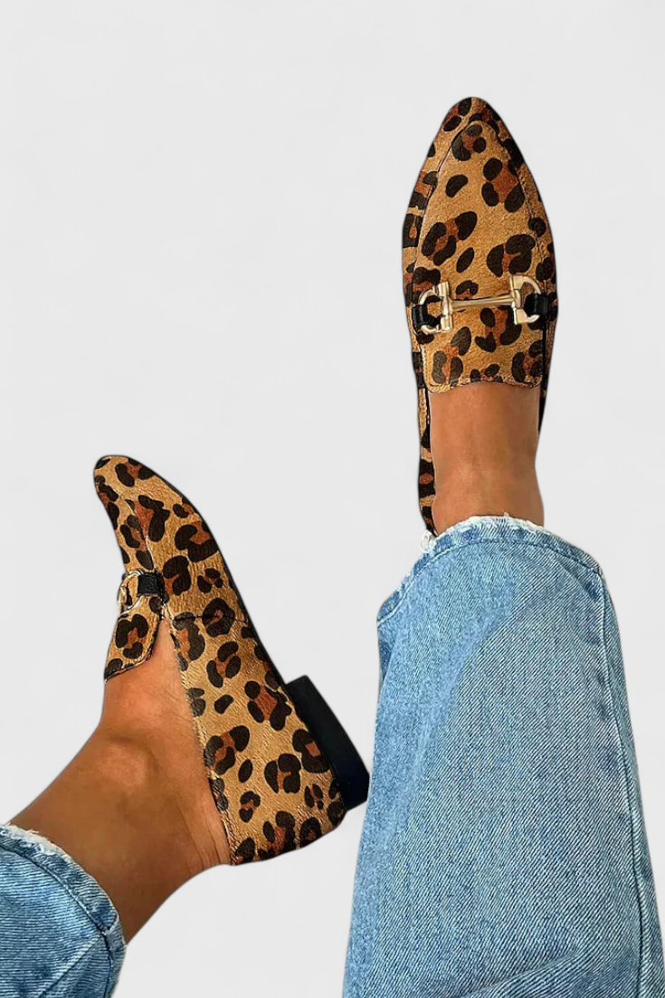 Lluvia Elegant Loafers with Engraved Pattern and Thin Heel